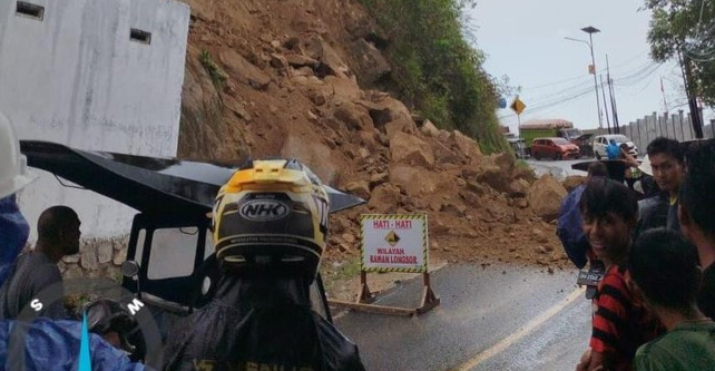 Longsor Terjang Jalan Trans Sulawesi di Gorontalo, Lalin Macet 1 Km